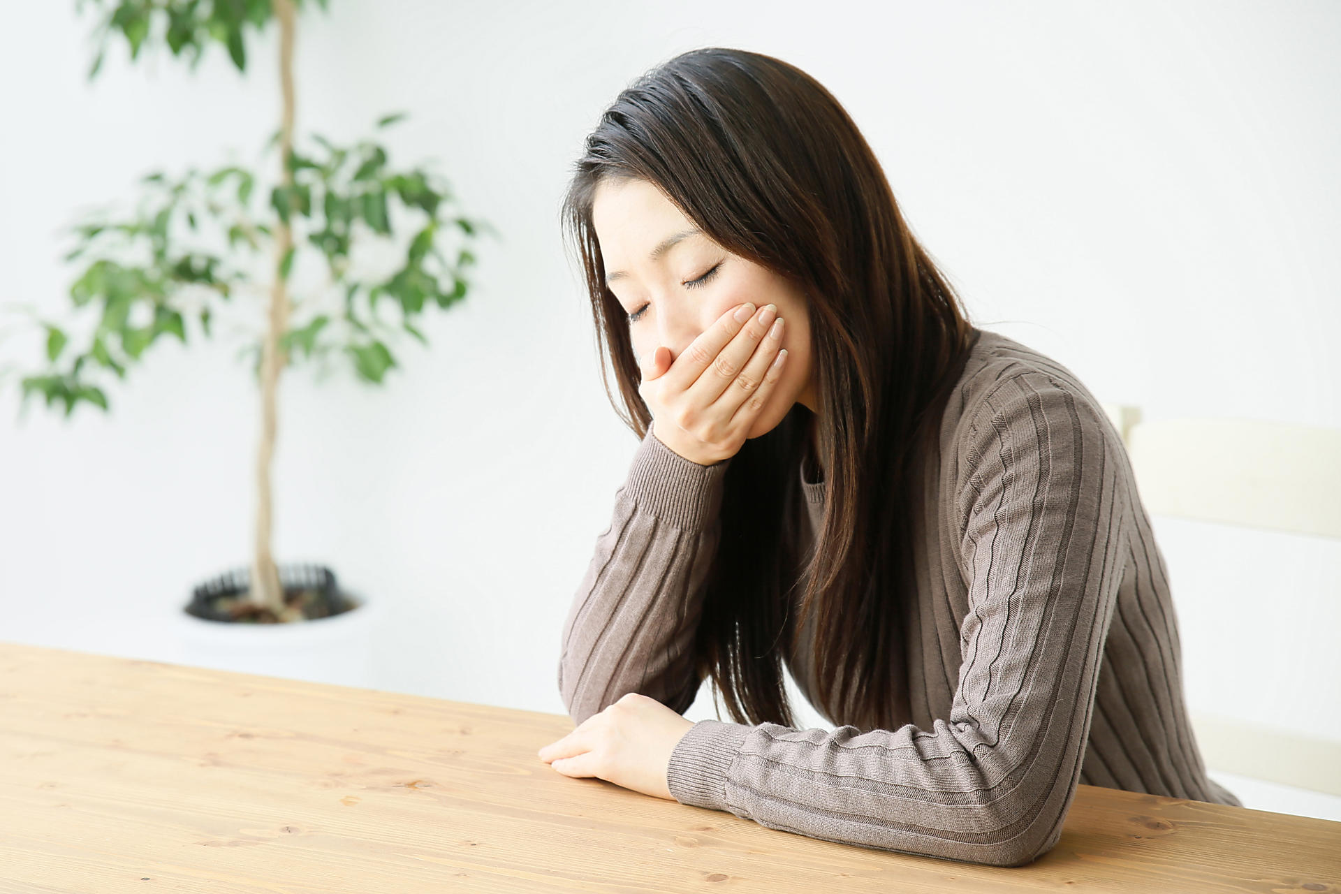吐き気がある人のイメージ画像